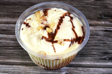 Çikolata kaplı beyaz tatlandırılmış kakaolu profiterol, çikolata kremalı ve fındıklı profiteroller kremalı puf, Fransız choux hamur topunu tipik olarak tatlı ve nemli doldurulmuş