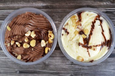 Fındıklı fındıklı kakao ve beyaz profiterollü, çikolata kremalı ve fındıklı profiterollü profiterol kremalı puf, Fransız choux hamur topunu tipik olarak tatlı ve nemli doldurulmuş