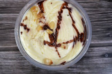 Çikolata kaplı beyaz tatlandırılmış kakaolu profiterol, çikolata kremalı ve fındıklı profiteroller kremalı puf, Fransız choux hamur topunu tipik olarak tatlı ve nemli doldurulmuş