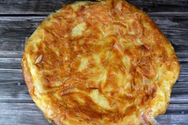 Mısırlı Feteer meshaltet, katmanlar üzerine katmanlar halinde hamur işi ve aralarında bir sürü ghee ya da tereyağı, ünlü Mısır hamur işi Mısır hamur tatlısı ve tereyağı tariflerinden biri,