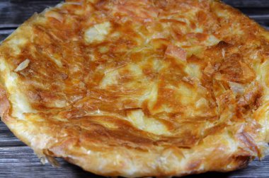 Mısırlı Feteer meshaltet, katmanlar üzerine katmanlar halinde hamur işi ve aralarında bir sürü ghee ya da tereyağı, ünlü Mısır hamur işi Mısır hamur tatlısı ve tereyağı tariflerinden biri,