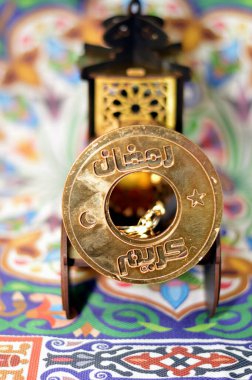 Arapça metnin çevirisi (Mutlu Cömert Ramazan Kareem), Müslümanlar için oruç ayı kutlamaları için bir iftar topu ve fener fanatiği süslemesi üzerine, seçici bir odaklanma