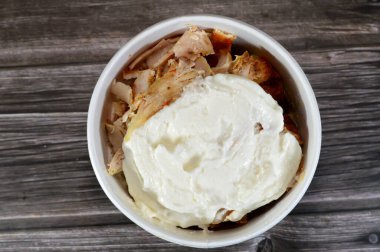 Tavuklu shawarma shake, tomeya sarımsak soslu tavuk shawerma ve kızarmış patates parmakları, hepsi bir arada, Suriye mutfağında ince dilimlere kesilmiş kızarmış tavuk.