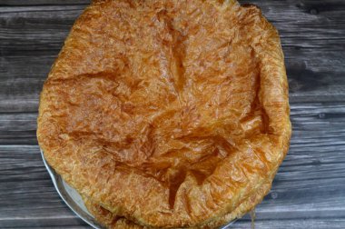 Mısırlı Feteer meshaltet, katmanlar üzerine katmanlar halinde hamur işi ve aralarında bir sürü ghee ya da tereyağı, ünlü Mısır hamur işi Mısır hamur tatlısı ve tereyağı tariflerinden biri,