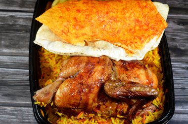 Arap mutfağından ızgara ızgara tavuk rengarenk Basmati pilavı ve kızarmış ince patates genellikle sarımsak sosu ve turşuyla servis edilen tek kullanımlık siyah tabakta servis edilir.