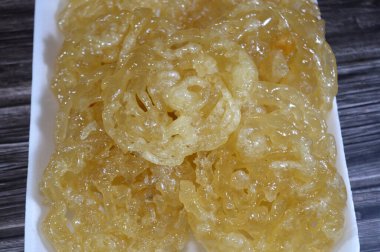 Mısır Meshabek 'i, bal ya da şeker şurubuna batırılmış bol yağda kızartılmış çıtır bir hamurdan yapılmış yuvarlak bir tatlı. Adı Tanta ve Damietta şehirlerinden (bükülmüş) geliyor.