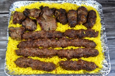 Arap mutfağı Kofta bifteği, kebap ve tarb kofta şiş sarı Basmati pilavı kıymalı kıyma kömür ızgarası uzun sarı pirinçli ızgara et.