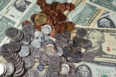 Çeşitli Amerikan sikkeleri ve Amerika Birleşik Devletleri para banknotları, Amerikan dolarları yığınla eski ve yeni Amerikan para banknotları, farklı değerlere sahip antika Amerikan dolarları.