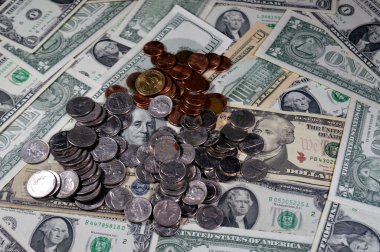 Çeşitli Amerikan sikkeleri ve Amerika Birleşik Devletleri para banknotları, Amerikan dolarları yığınla eski ve yeni Amerikan para banknotları, farklı değerlere sahip antika Amerikan dolarları.