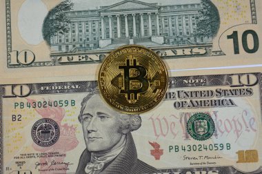 Bitcoin fiziksel altın sikke, BTC 1. Merkezi olmayan kripto para birimi, P2P bitcoin ağındaki düğümler kriptografi ile yapılan işlemleri doğruluyor ve Amerikan dolar banknotuyla blockchain 'de kaydediliyor.