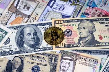 Bitcoin fiziksel altın sikke BTC, Amerikan para dolarları USD ve SAR Suudi Arabistan para banknotları riyallerin banknotları, farklı değerler, para ve para durumu