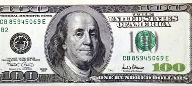 100 dolarlık banknot serisinin ters tarafının büyük bir parçası 2001 'de Başkan Benjamin Franklin' in portresi, eski Amerikan parasının klasik retro 'su, seçici odaklı