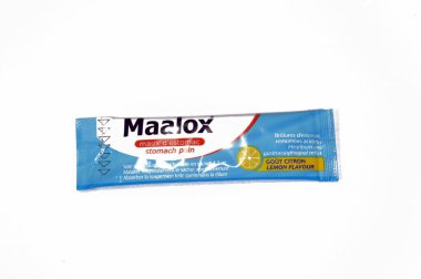 Kahire, Mısır, 28 Ocak 2025: Maalox Süspansiyon Sachet Antiflatulent, Alüminyum oksit, Magnezyum hidroksit ve Simethicone, şişkinlik, Osuruk ve Hiperasitli Kalp Yanması için, yemekten sonra