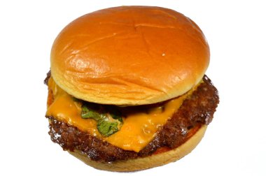 Hamburger, köftenin üzerine bir dilim erimiş peynirli hamburger, pişirme zamanının sonuna doğru mayonez, ketçap, marul ve bir dilim domates ile eklendi.
