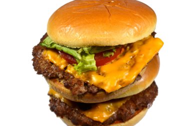 Hamburger, köftenin üzerine bir dilim erimiş peynirli hamburger, pişirme zamanının sonuna doğru mayonez, ketçap, marul ve bir dilim domates ile eklendi.