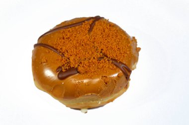 Karamelli bisküvi ezmeli kremalı çörek, jöleli, mayalı, Amerikan usulü yuvarlak donut, bol yağda kızartılmış hamur şekerli, üzerine bisküvi kremalı pasta konmuş bir çeşit yiyecek.