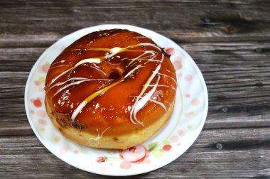 Karamelli ve beyaz çikolatalı çörek, jöleli, mayalı, Amerikan usulü yüzük donutu, bol yağda kızartılmış hamur tatlısından yapılan yiyecekler, seçici bir odak noktası.
