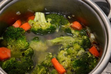 Brokoli ile havuç (Brassica oleracea var. Geniş çiçekli başı, sapı ve küçük yaprakları olan lahana familyasından yenilebilir yeşil bir bitki (Brascaceae familyası, Brassica cinsi).