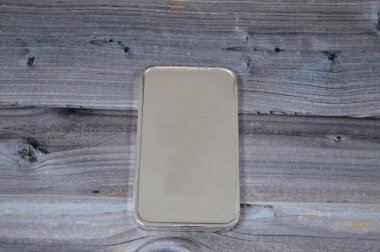 Gümüş değerindeki 250 GM gümüş külçesi, gümüşün fiyatı spekülasyon, arz ve talep üzerine kuruludur ve genellikle diğer değerli metaller gibi değerli bir mağaza olarak satın alınır.