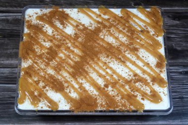 Mısır tatlısı bazbousa irmikli pasta, kunafa knafeh, krem şanti, karamel sosu birlikte tatlandırılmış ve üzeri tarçın ve karamel, Ramazan tatlıları ve şekerlerle kaplı.