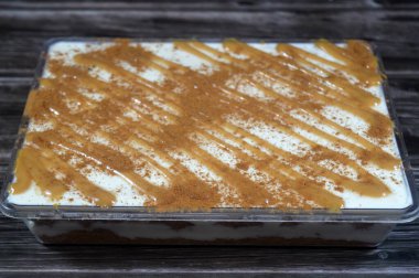 Mısır tatlısı bazbousa irmikli pasta, kunafa knafeh, krem şanti, karamel sosu birlikte tatlandırılmış ve üzeri tarçın ve karamel, Ramazan tatlıları ve şekerlerle kaplı.