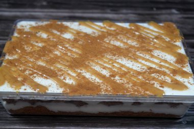 Mısır tatlısı bazbousa irmikli pasta, kunafa knafeh, krem şanti, karamel sosu birlikte tatlandırılmış ve üzeri tarçın ve karamel, Ramazan tatlıları ve şekerlerle kaplı.