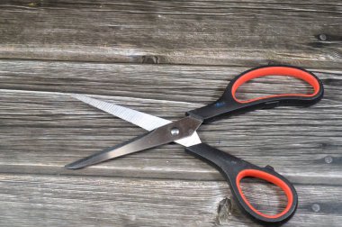 Paslanmaz çelik makas, makas, kağıt, mukavva, metal folyo, bez, ip ve tel gibi çeşitli ince materyalleri kesmek için kullanılan el yapımı makas ve metal bıçaklardır.