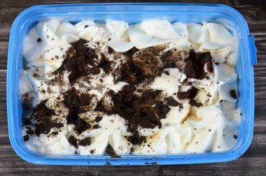 Dondurma, karamel soslu vanilyalı dondurma ve üzerine kurabiye ve bisküvi konmuş dondurma, dondurma genellikle şeker gibi tatlandırıcı ile tatlandırılmış süt veya kremadan yapılan donmuş bir tatlıdır.