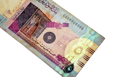 Sudan merkez bankasının 5 SDG 5 Sudan sterlini nakit para banknotu yan tarafında Süslü duvar ve uydu, Sudan parası ve ekonomi konsepti yer almaktadır.