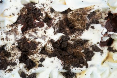 Dondurma, karamel soslu vanilyalı dondurma ve üzerine kurabiye ve bisküvi konmuş dondurma, dondurma genellikle şeker gibi tatlandırıcı ile tatlandırılmış süt veya kremadan yapılan donmuş bir tatlıdır.