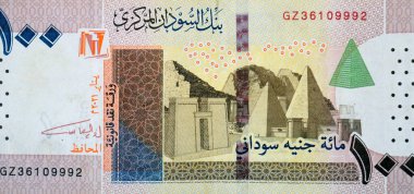 100 SDG 'nin ters tarafının büyük bir parçası 100 Sudan sterlini nakit para banknotu, Sudan' ın unutulmuş Nubian piramitleri antik Kushite krallıkları tarafından inşa edilmiştir.