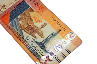 Sudan merkez bankasının 20 SDG nakit para banknotu ters tarafında Antik petrol çıkarma makineleri, Sudan petrol çıkarma makineleri, Nubian piramitleri yer almaktadır.