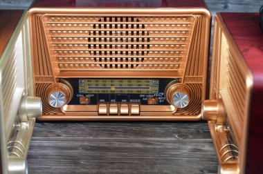 AM FM radio receiver with antenna, with BT, MP3 and SW, old fashioned vintage retro look rechargeable Radio receiver, with tuning, volume and mode buttons, an electronic device receives radio waves