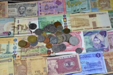 Irak dinarı, Libya dinarı, Sudan sterlini, Hint rupisi, Nijerya sterlini ve Lübnan sterlini gibi farklı ülkelerden gelen paralar