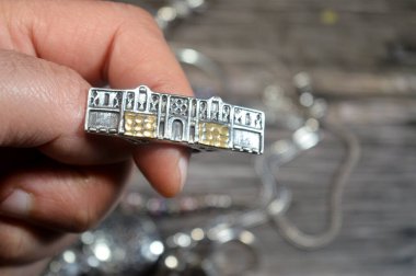 Üç parmağı kaplayan nübyeli gümüş yüzük, gümüş yüzük takan Nuba evi tarzı, kadınlar için eşsiz gümüş yüzük aksesuarı, modaya uygun, Afrika kültürü kavramına sahip değerli bir metal.