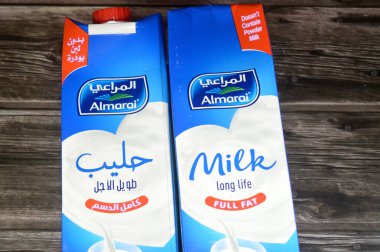 Kahire, Mısır, Mart 12025: Almarai tam yağlı, koruyucu madde ve toz içermeyen 1 litre taze inek sütü, D vitamini, doğal süt, Al Marai sütü, seçici odak noktası
