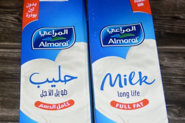 Kahire, Mısır, Mart 12025: Almarai tam yağlı, koruyucu madde ve toz içermeyen 1 litre taze inek sütü, D vitamini, doğal süt, Al Marai sütü, seçici odak noktası