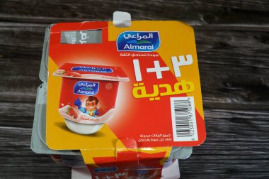 Kahire, Mısır, 5 Mart 2025: AlMarai çilek aromalı yoğurt, Almarai şirketi, Tadawul borsasında yer alan ve yiyecek ve içecek konusunda uzmanlaşmış çok uluslu Suudi süt ürünleri şirketi.