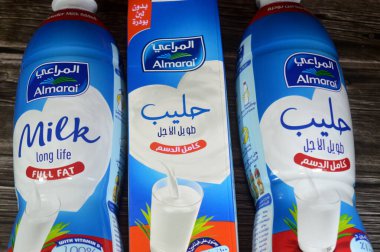 Kahire, Mısır, 7 Mart 2025: Almarai tam yağlı, koruyucu madde ve toz içermeyen 1 litre taze inek sütü, D vitamini, doğal süt, Al Marai sütü, seçici odak noktası