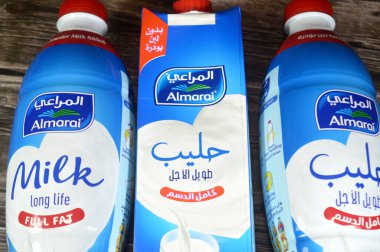Kahire, Mısır, 7 Mart 2025: Almarai tam yağlı, koruyucu madde ve toz içermeyen 1 litre taze inek sütü, D vitamini, doğal süt, Al Marai sütü, seçici odak noktası