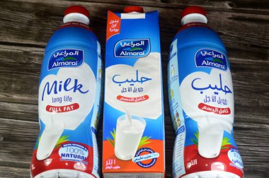 Kahire, Mısır, 7 Mart 2025: Almarai tam yağlı, koruyucu madde ve toz içermeyen 1 litre taze inek sütü, D vitamini, doğal süt, Al Marai sütü, seçici odak noktası