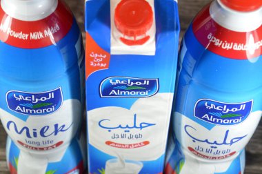 Kahire, Mısır, 7 Mart 2025: Almarai tam yağlı, koruyucu madde ve toz içermeyen 1 litre taze inek sütü, D vitamini, doğal süt, Al Marai sütü, seçici odak noktası