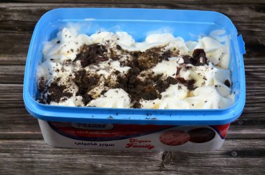Kahire, Mısır, 10 Mart 2025 Cuma süper aile dondurması, vanilyalı dondurma, karamel sosu ve kurabiyeler