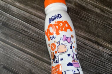 Kahire, Mısır, 10 Mart 2025: Şeftali rengi Labanita YOPPA, şeftali tadında yoğurt, mayalanmış süt içeceği, içilebilir yoğurt, seçici odak noktası