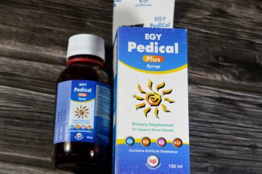 Kahire, Mısır, 10 Mart 2025: EGY Pedikal Plus şurubu Kalsiyum 50.55 mg, Vitamin D3 600 mcg, Vitamin K27 mcg, Vitamin B12 1.4 mcg, sağlıklı kemikler, çocuklar ve yetişkinler için