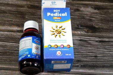 Kahire, Mısır, 10 Mart 2025: EGY Pedikal Plus şurubu Kalsiyum 50.55 mg, Vitamin D3 600 mcg, Vitamin K27 mcg, Vitamin B12 1.4 mcg, sağlıklı kemikler, çocuklar ve yetişkinler için