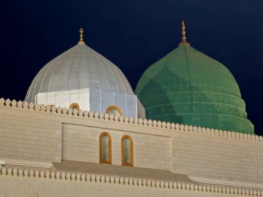 Hz. Peygamber 'in Camii' nin yeşil ve gümüş kubbeleri ya da iki kutsal caminin koruyucusunun yetki alanına giren büyük bir hac mekanı olan El Nabawi Mescidi.