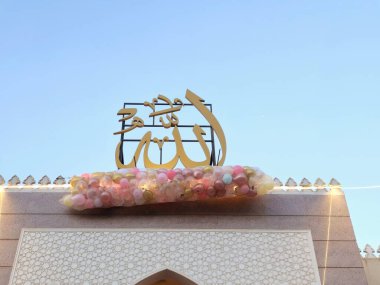Arapça metnin tercümesi (Allah, Allah), Kahire 'de bir camide, minarenin yanında onlarca balon bulunan bayram kutlamaları, Kurban Bayramı' nda çocuklara atılacak.