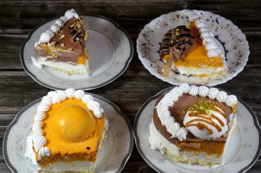 Dondurma ve çeşitli aromalı dondurmalar. Dondurma ve krema içinde kek katmanı olan çeşitli tatlar. Üzerinde karamel sosu olan mango, vanilya ve çikolata.