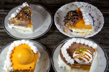 Dondurma ve çeşitli aromalı dondurmalar. Dondurma ve krema içinde kek katmanı olan çeşitli tatlar. Üzerinde karamel sosu olan mango, vanilya ve çikolata.